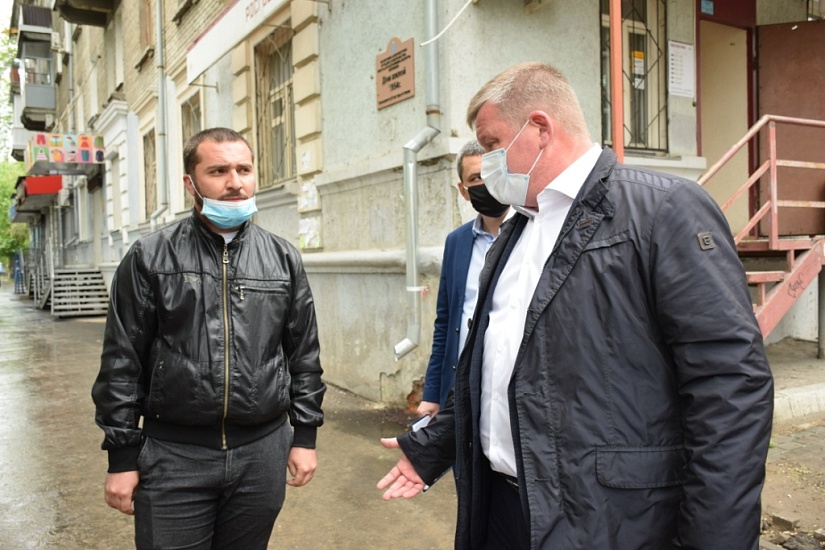 Михаил Исаев проверил, как исправили недочеты 
в ремонте тротуаров в Заводском районе