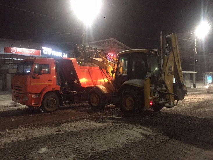 В Саратове продолжается активная очистка 
улиц от последствий снегопада