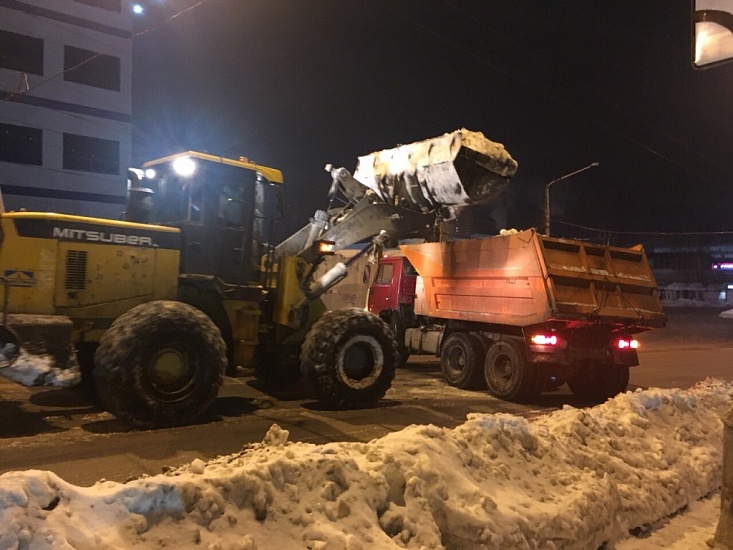В Ленинском районе продолжают убирать 
снег