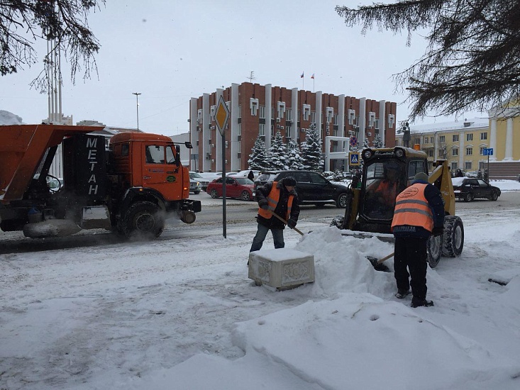 За сутки с территории города было вывезено 
более шести тысяч кубометров снега и наледи