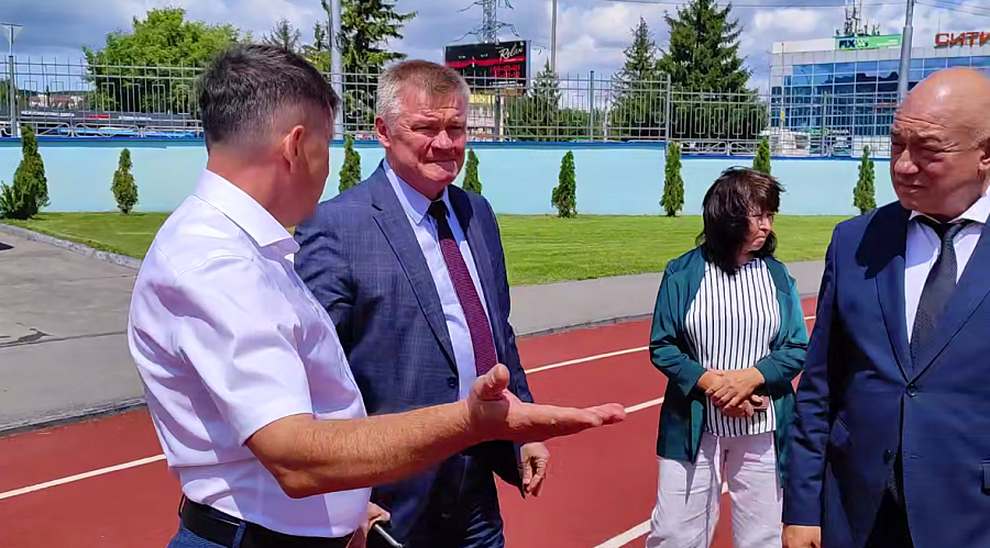 Михаил Исаев: «Спортивные объекты города нужно поддерживать в надлежащем виде, чтобы люди сюда стремились, чтобы выбирали для себя здоровый образ жизни. В ходе объезда Заводского района посетил стадион «Волга»