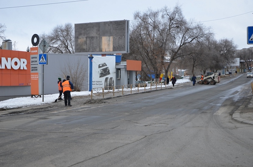 Свыше 230 рабочих расчищают городские улицы 
от наледи