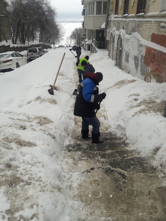 В Волжском районе продолжаются работы 
по очистке территории от снега и наледи