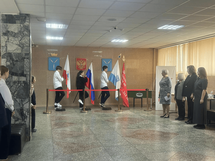 Учебная неделя школьников в Октябрьском районе по традиции началась с поднятия флага Российской Федерации