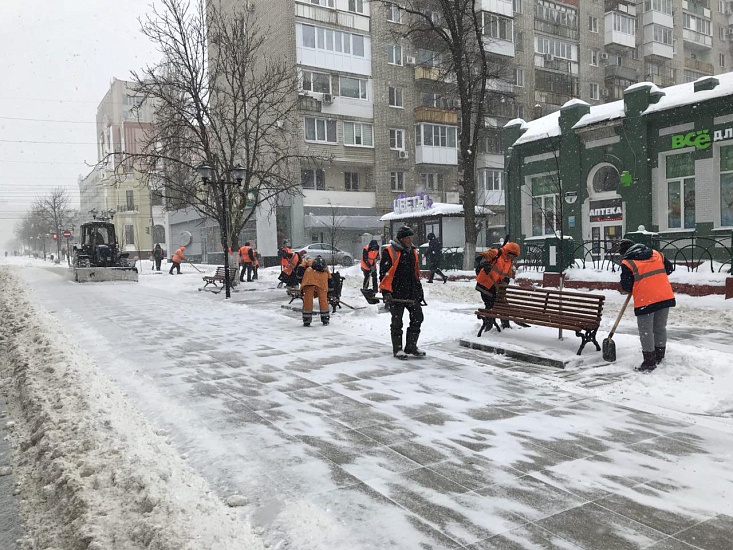 Работы по уборке продолжаются всех районах 
города