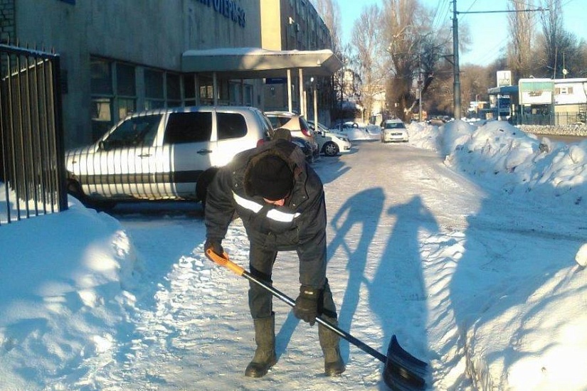 В праздничные дни в Октябрьском районе 
очистили от снега более 80 остановок