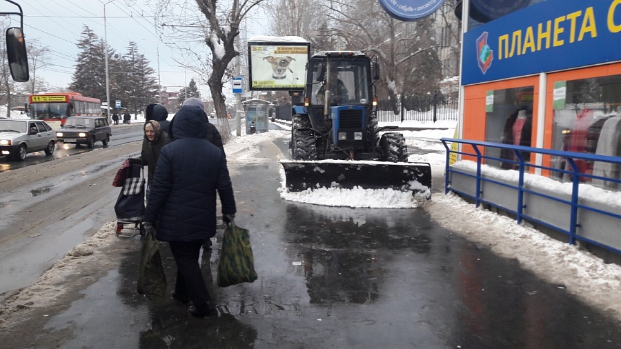 В Волжском районе ведутся работы по очистке 
территории от снега и наледи