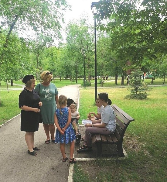На территории Заводского района продолжаются 
мероприятия в целях предотвращения выпадения детей из окон