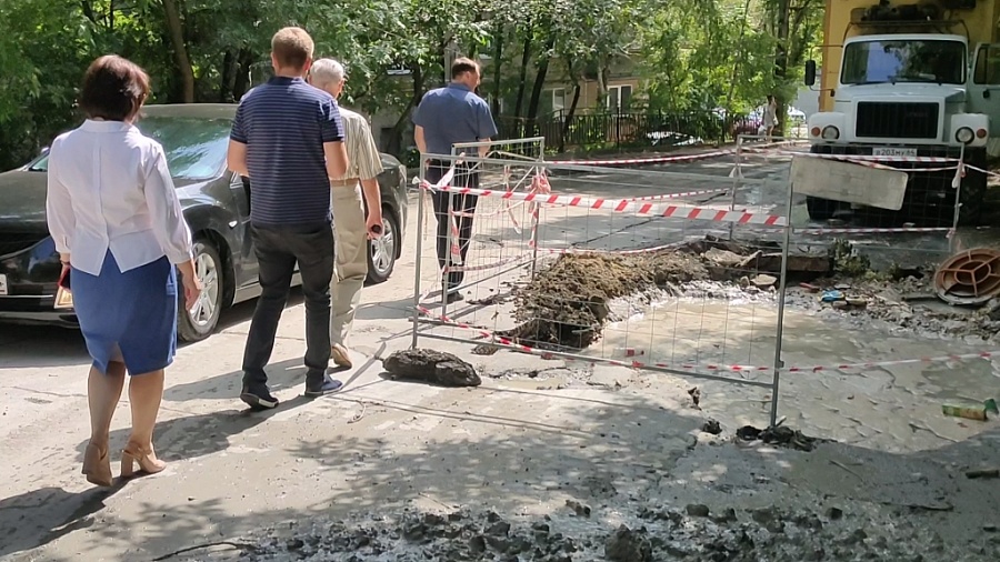 Жители домов по ул. Шелковичная пожаловались 
на непрекращающуюся течь