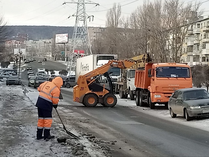 Город продолжают очищать от снега и наледи