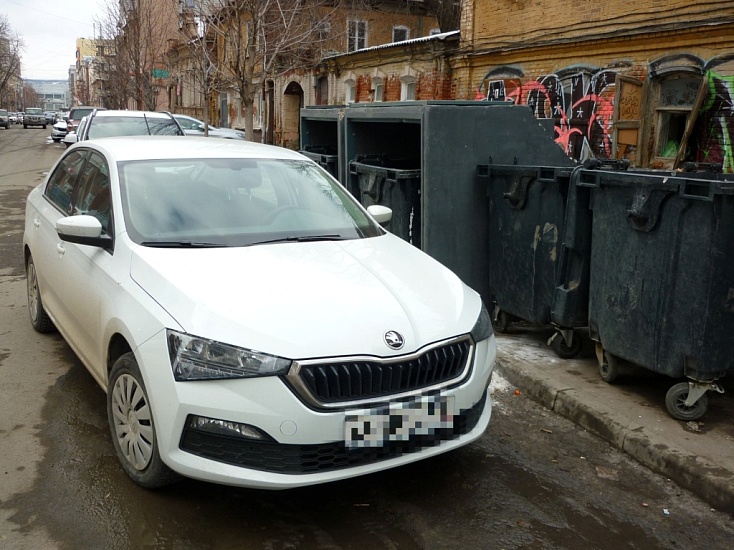 Сотрудники комитета муниципального контроля 
провели выездное обследование на предмет выявления нарушений парковки возле мусорных контейнеров