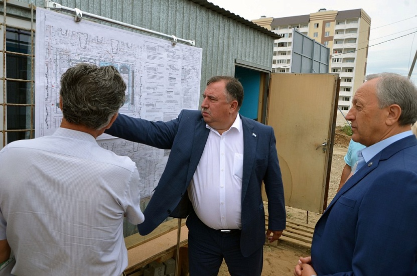 Валерий Радаев: «Строительство новой школы 
в Саратове должно быть завершено в этом году»