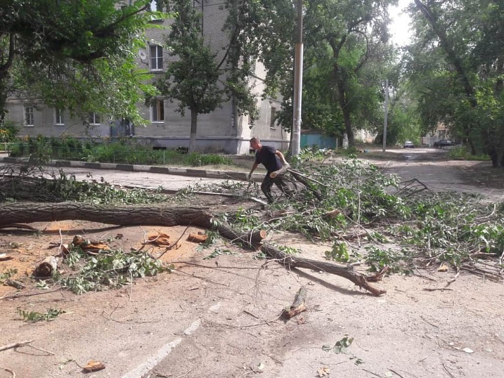В Саратове продолжаются мероприятия по 
устранению последствий непогоды