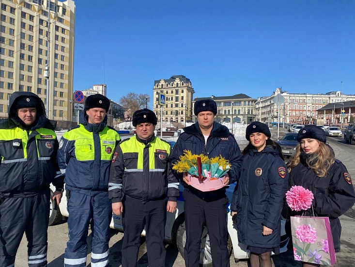 Автоинспекторы организовали праздничный 
рейд «Цветочный патруль»