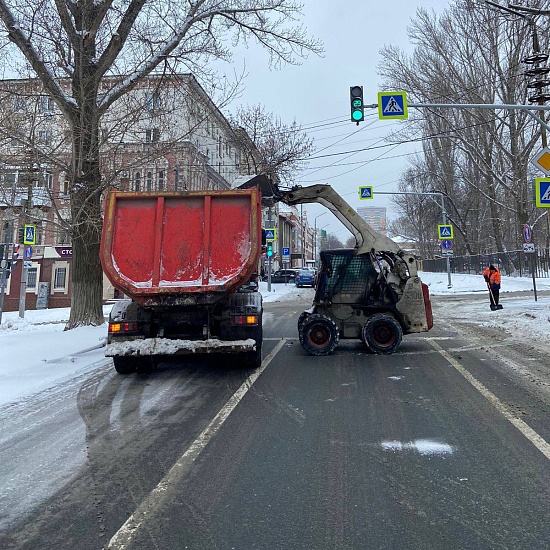 На территории города продолжаются работы 
по очистке снега и наледи