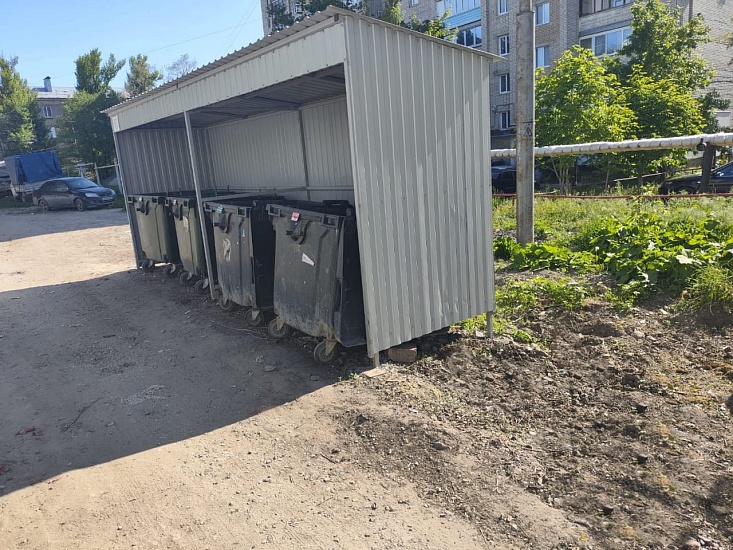 Коммунальные службы города продолжают 
уборку территорий, прилегающих к контейнерным площадкам