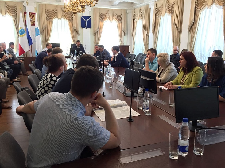 В администрации города продолжилось обсуждение 
ситуации, связанной с претензиями АТСЖ Ленинского района к мэрии
