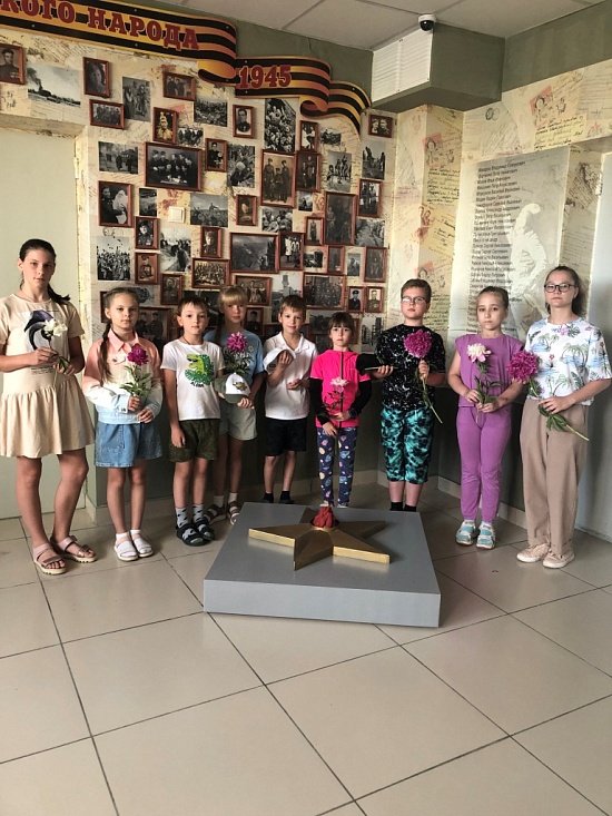 Учащиеся школ Ленинского района приняли 
участие в мероприятиях, приуроченных ко Дню памяти и скорби