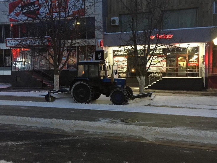 Борьба с выпавшими осадками в городе продолжится 
ночью