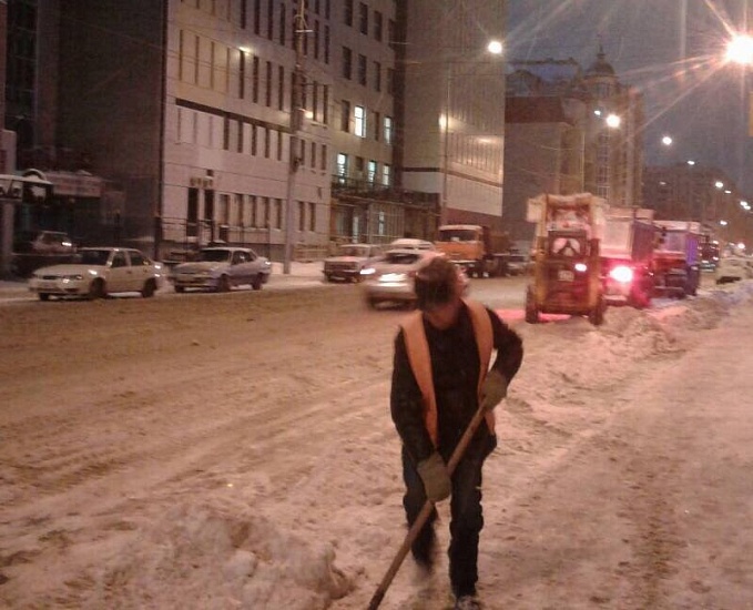 В Кировском районе в круглосуточном режиме 
ведутся работы по очистке от снега и наледи