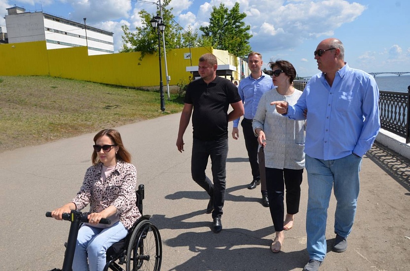 Сотрудники муниципалитета совместно с 
представителями Саратовской Региональной Общественной Организации Инвалидов «Ты не один» посетили Набережную Космонавтов на предмет оборудования необходимыми условиями для маломобильных групп населения