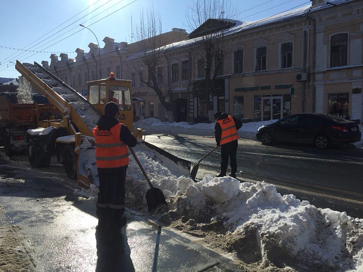 На территории города продолжаются работы 
по очистке дорог и тротуаров