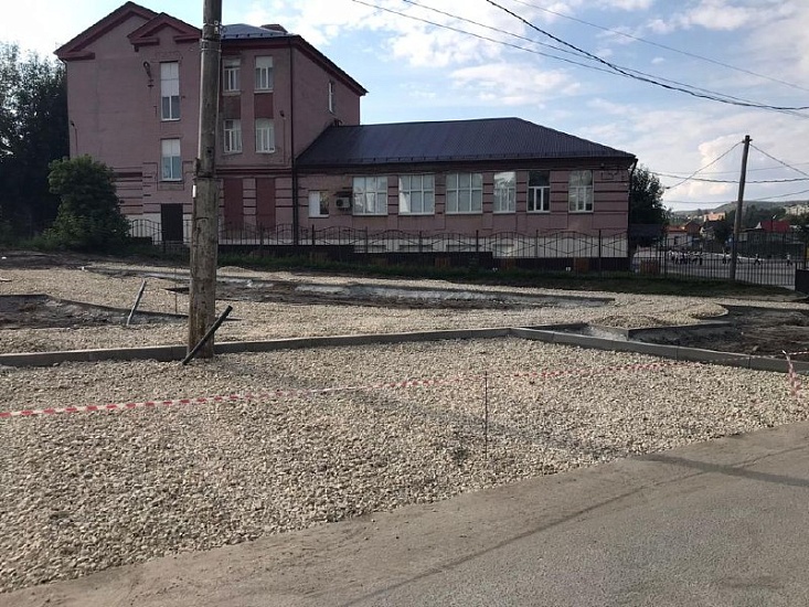 На территории Октябрьского района продолжаются 
работы по благоустройству зоны отдыха у лицея № 2