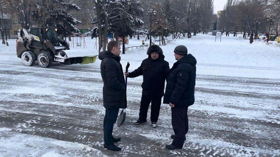 В Кировском районе проконтролировали ход 
работ по очистке бульваров и скверов