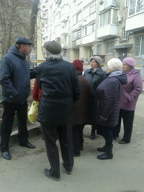 Сотрудниками администрации проводятся 
выездные встречи с жителями