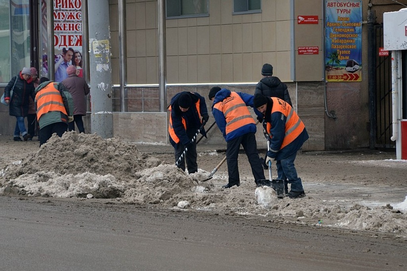 Очистка территории продолжается во всех 
районах Саратова