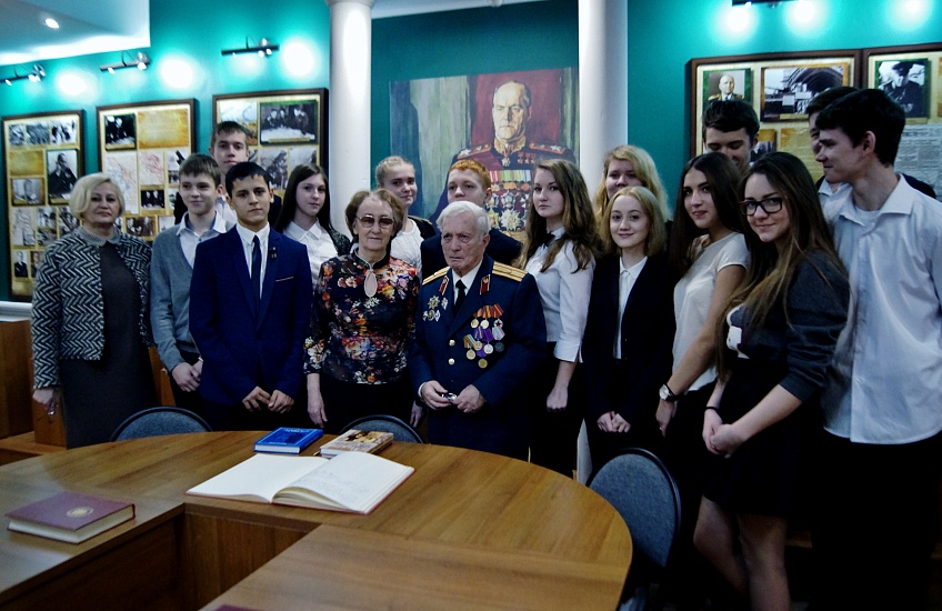 Школьники встретились с писателем Владимиром 
Разиным