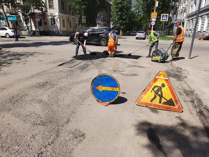 В Саратове продолжается ямочный ремонт 
городских дорог