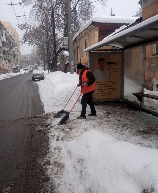 В Волжском районе ведутся работы по очистке 
остановочных павильонов