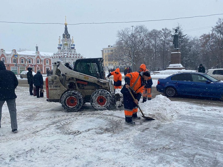 В связи с продолжительным снегопадом продолжаются 
работы по уборке снега