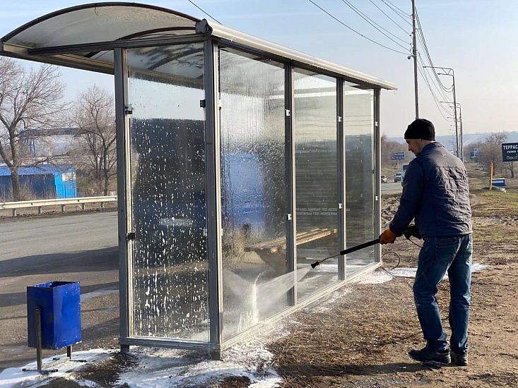 Продолжаются мероприятия по санитарной 
очистке остановочных павильонов и ограждений