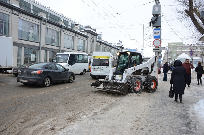 В Саратове продолжается уборка снега