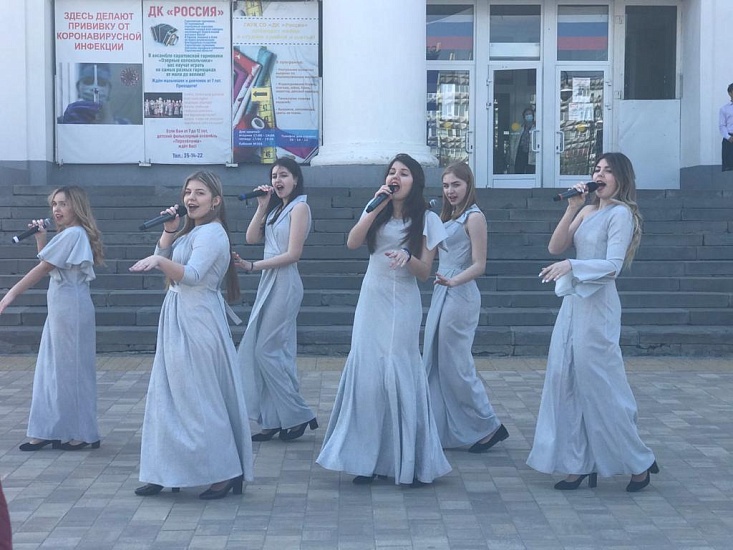На пл. Ленина для жителей района состоялся 
концерт