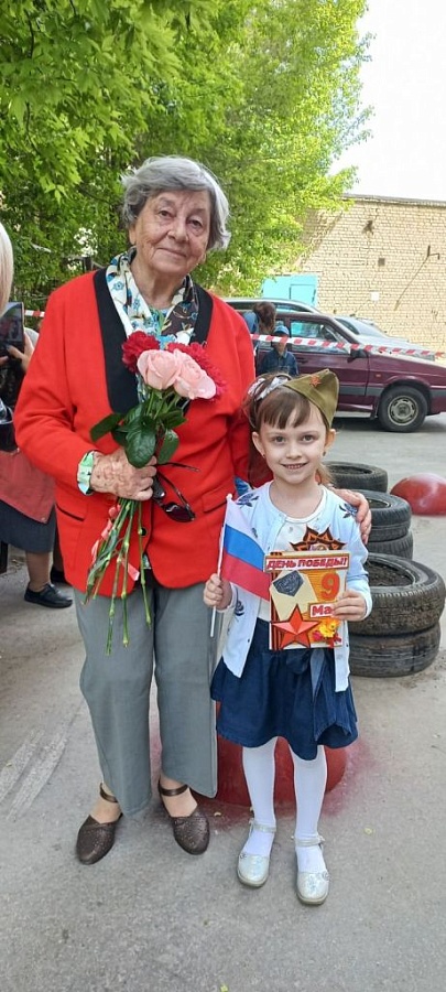 Во Фрунзенском районе состоялась акция 
«Окна победы» и проведены концерты во дворах для ветеранов