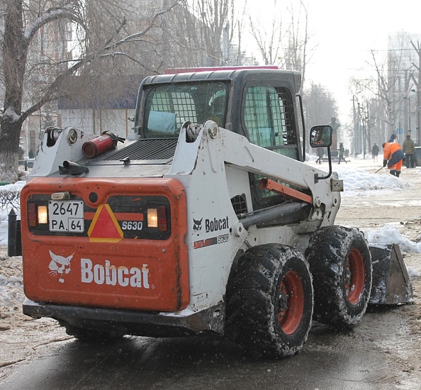 Центр города освобождают от наледи