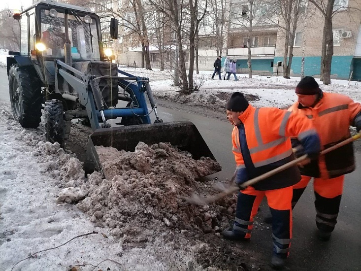 Продолжается уборка города от снега и наледи