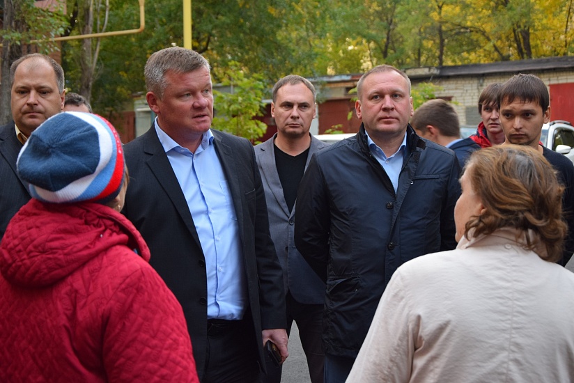 Глава города в ходе рейда оценил ремонт 
дворовых территорий и замену асфальтового покрытия тротуаров