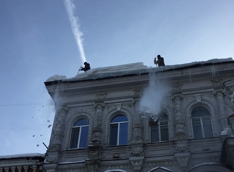 В Кировском районе ведется работа по очистке 
крыш от сосулек
