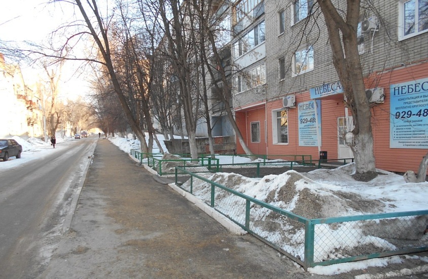 Продолжается борьба с гололедицей в Заводском 
районе