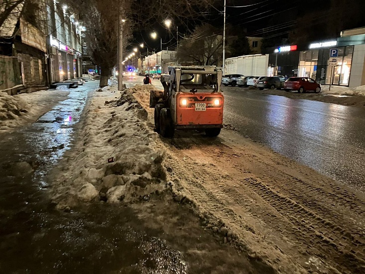 Продолжаются работы по уборке города от 
снега и наледи