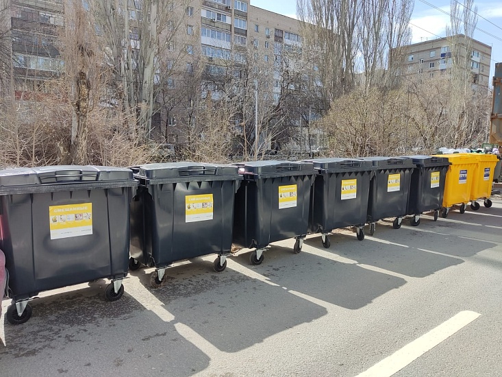 В Октябрьском районе продолжаются работы 
по установке баков для раздельного сбора мусора