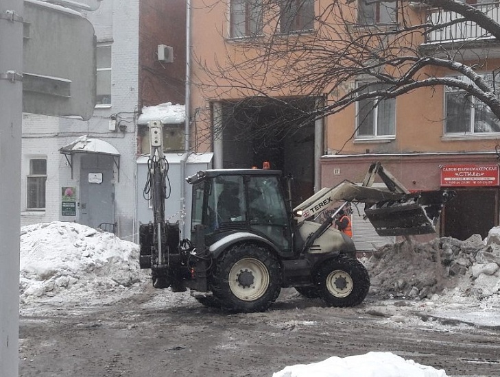 В Волжском районе в круглосуточном режиме 
продолжаются снегоуборочные работы