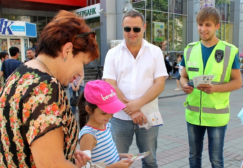 В Саратове дорожные полицейские и общественники 
провели акцию «Безопасное лето - детям!»