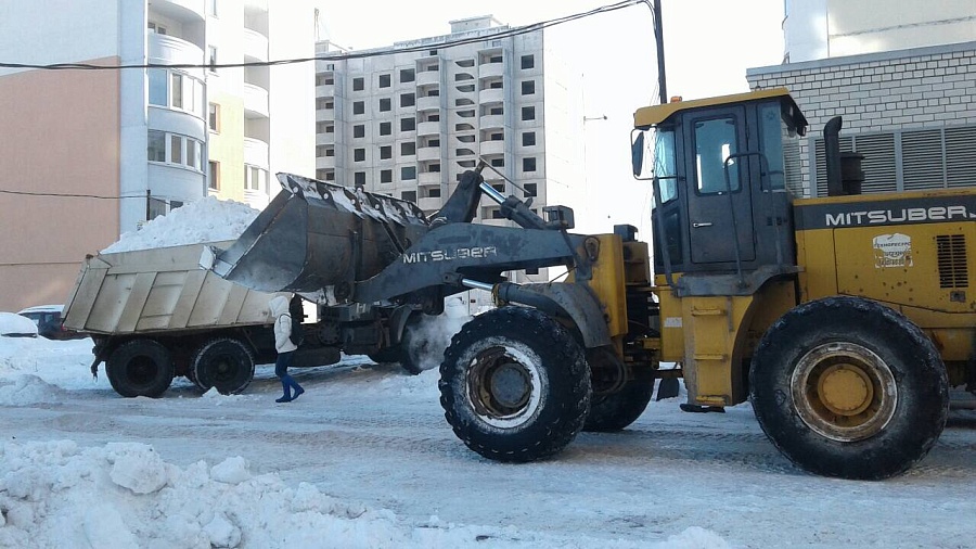 В Кировском районе продолжаются работы 
по уборке снега