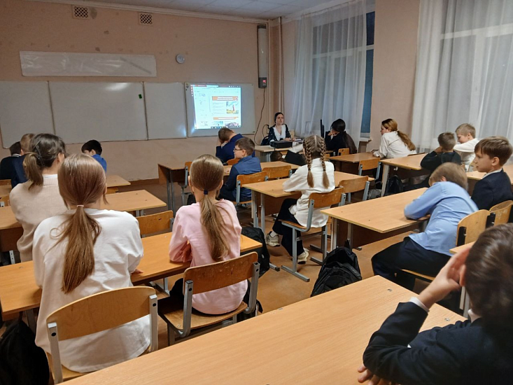 Неделя в Октябрьском районе началась с торжественных линеек и «Разговоров о важном»