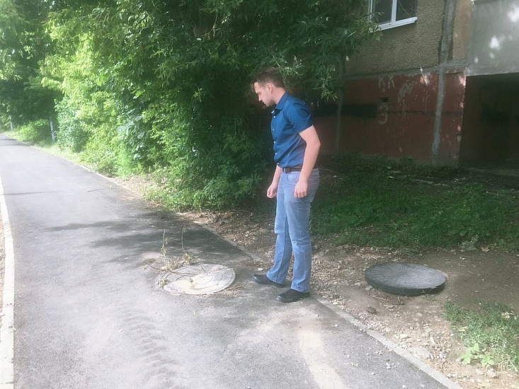 Состоялось выездное мероприятие по вопросу 
ненормативного состояния смотровых колодцев